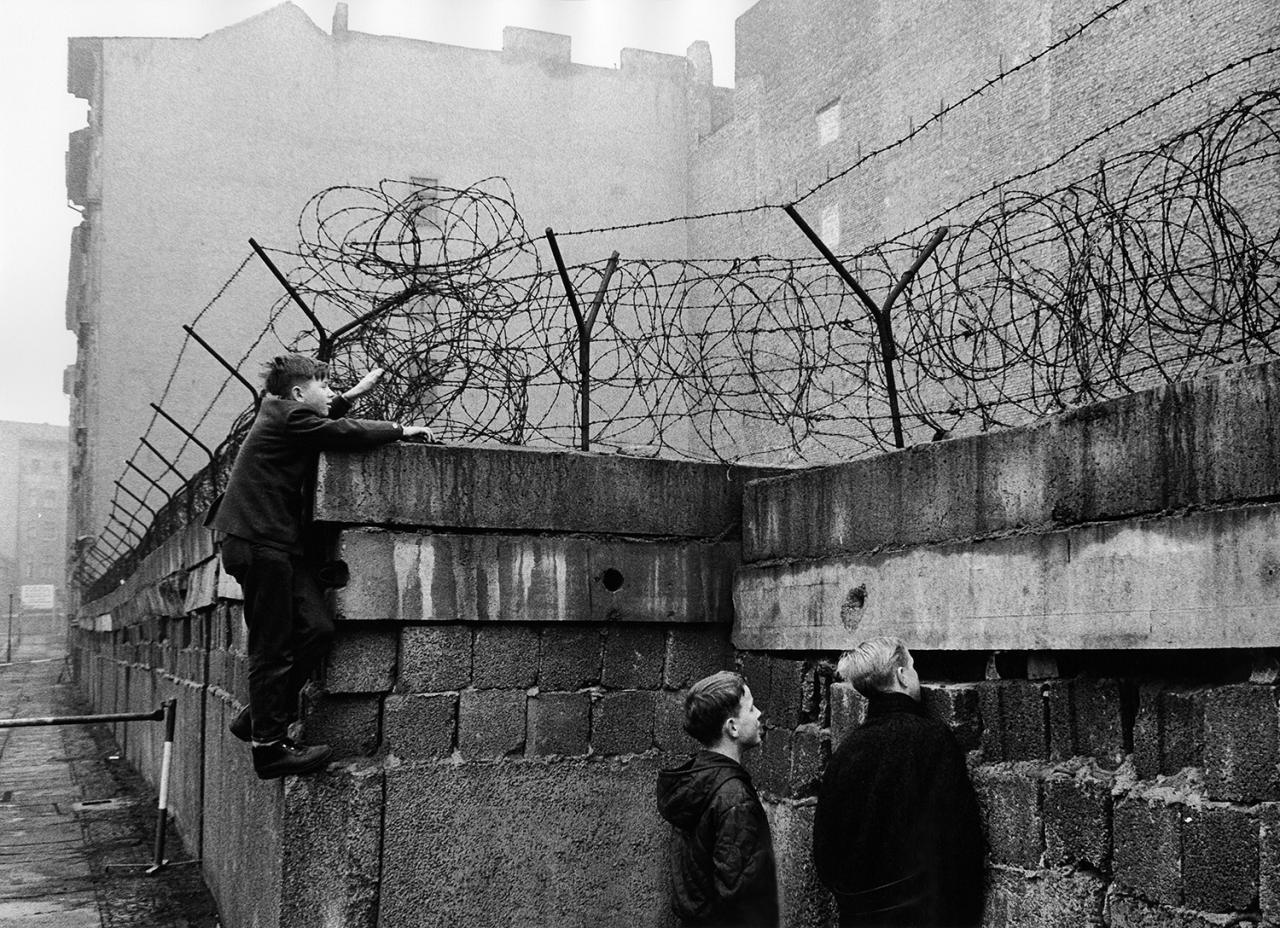 Фрг и гдр берлинская стена. Берлинская стена 1961-1989. Берлинская стена (Berlin Wall). Берлинская стена 1961. Стена в Берлине 1961.