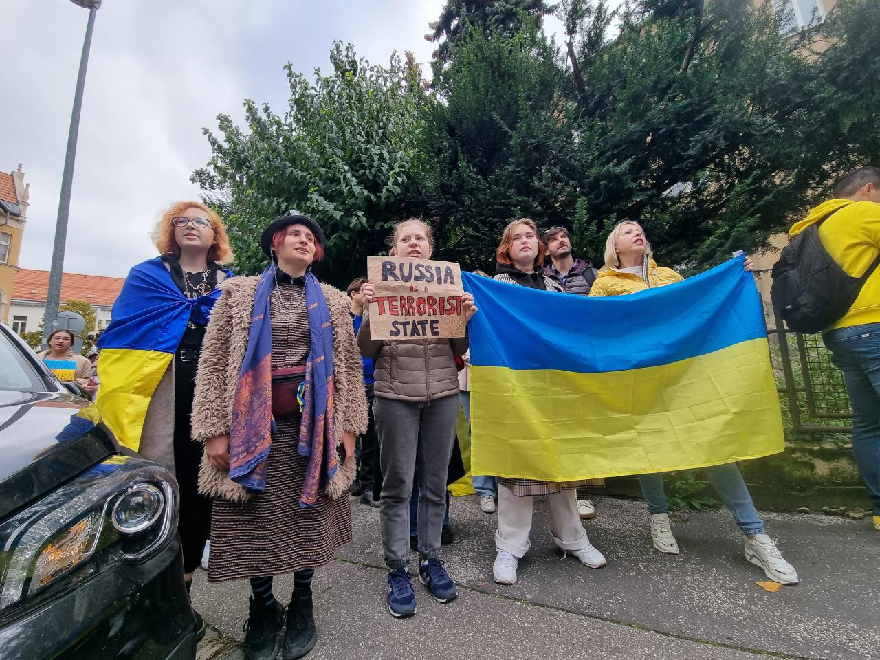 Devant l’ambassade de Russie vendredi, ils ont manifesté contre l’annexion des territoires ukrainiens |  .une semaine