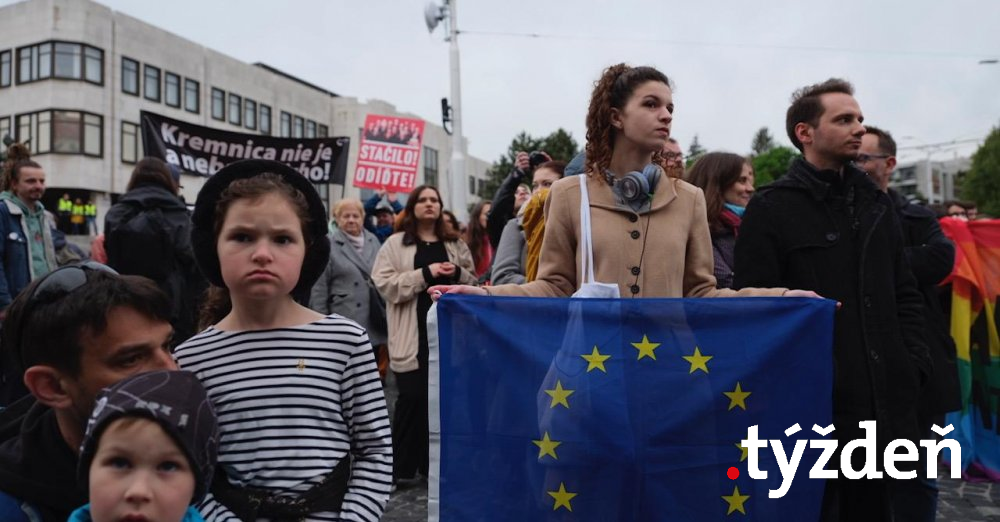 Hundreds of people gathered in front of the parliament to protest against interference in culture  |  .a week