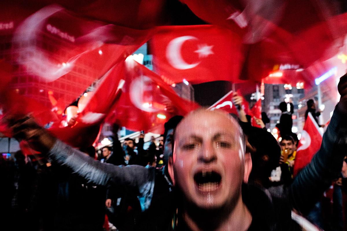 „Áno“ Erdoganovi, „Nie“ demokracii. Takto vyzeralo turecké referendum, ktoré zmení históriu