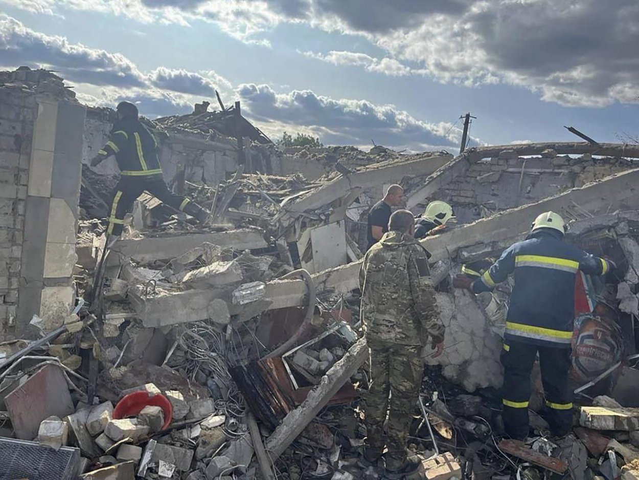 Pri ruskom raketovom útoku v Charkovskej oblasti zomrelo 48 ľudí