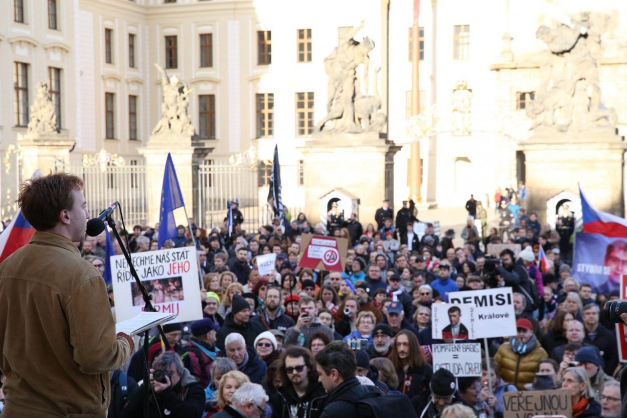 V Prahe demonštrovali tisíce ľudí, pochodovali za ochranu demokracie