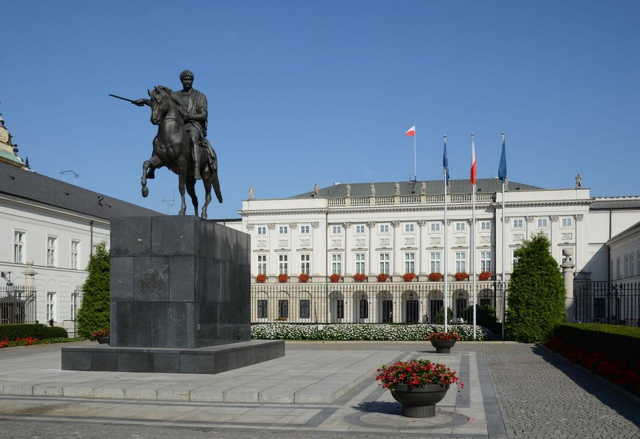 V prezidentskom paláci v Poľsku zadržali odsúdených exposlancov