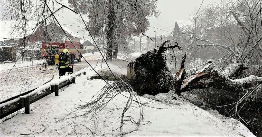 Sneh a vietor na strednom Slovensku odstavili od energie tisíce domácností