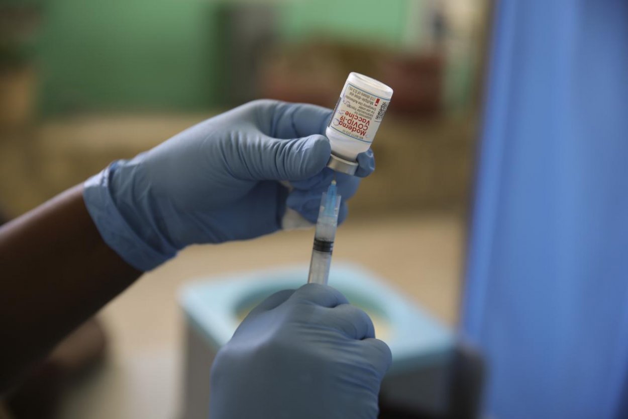 Spoločnosť Moderna začína testovať „omikronovú“ verziu vakcíny