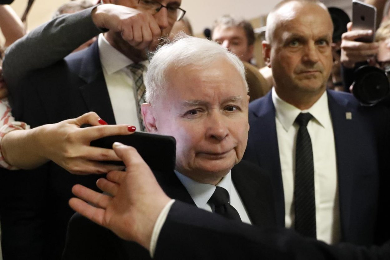 Kaczyński ďalej vládne Poľsku. Voľby jasne vyhrala strana Právo a spravodlivosť (PiS)