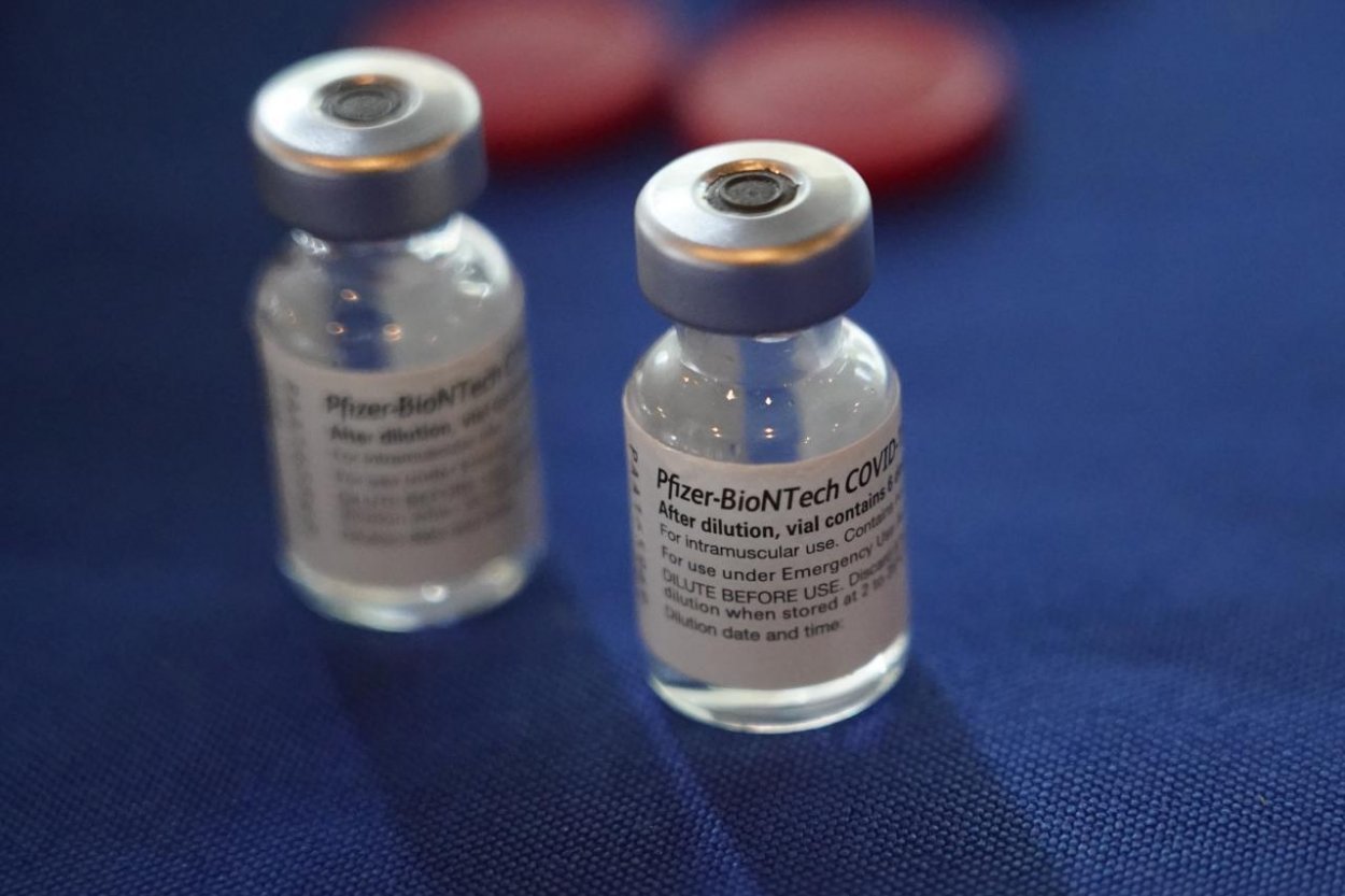 FDA odobril tretiu dávku vakcíny od Pfizeru pre seniorov a rizikových