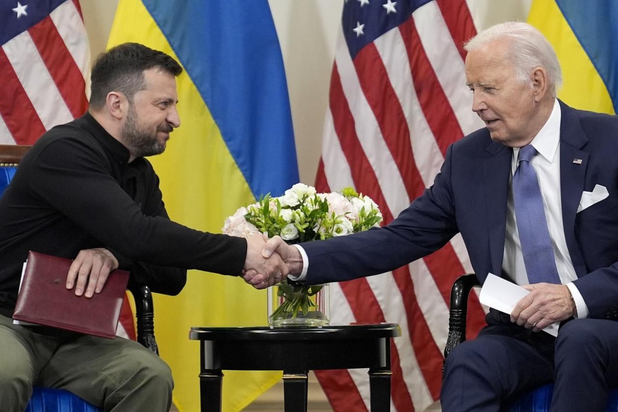 Biden sa ospravedlnil Ukrajincom za zdržanie americkej pomoci