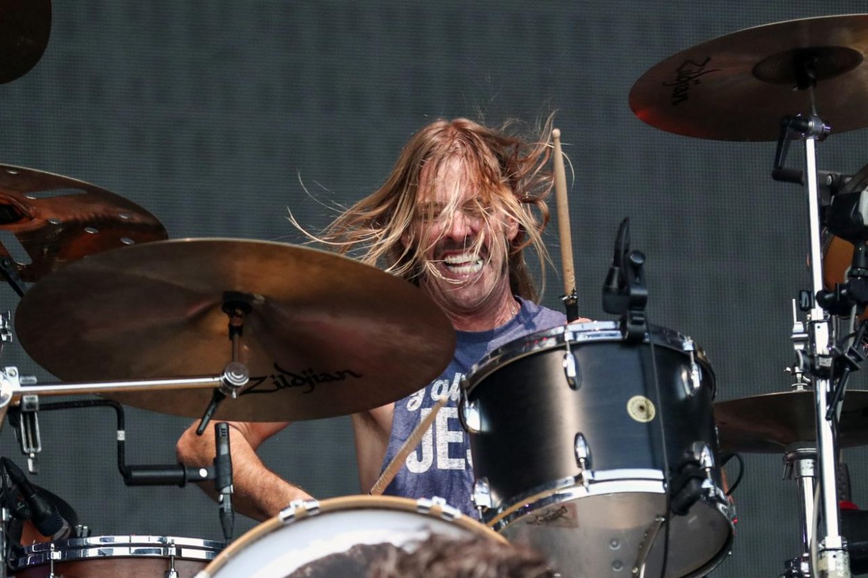 Vo veku 50 rokov zomrel bubeník Foo Fighters Taylor Hawkins
