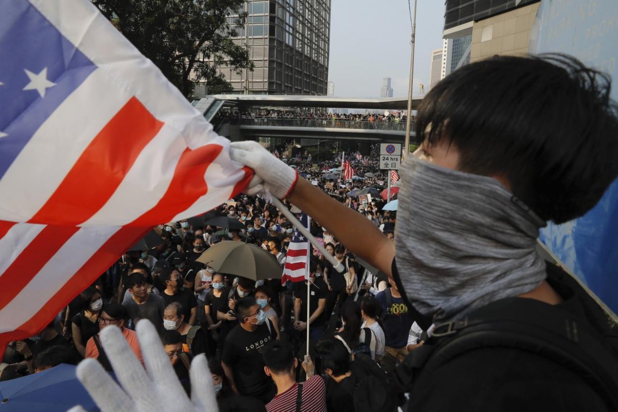 Demonštranti v Hongkongu žiadajú o pomoc Trumpa, polícia proti nim znova zasiahla