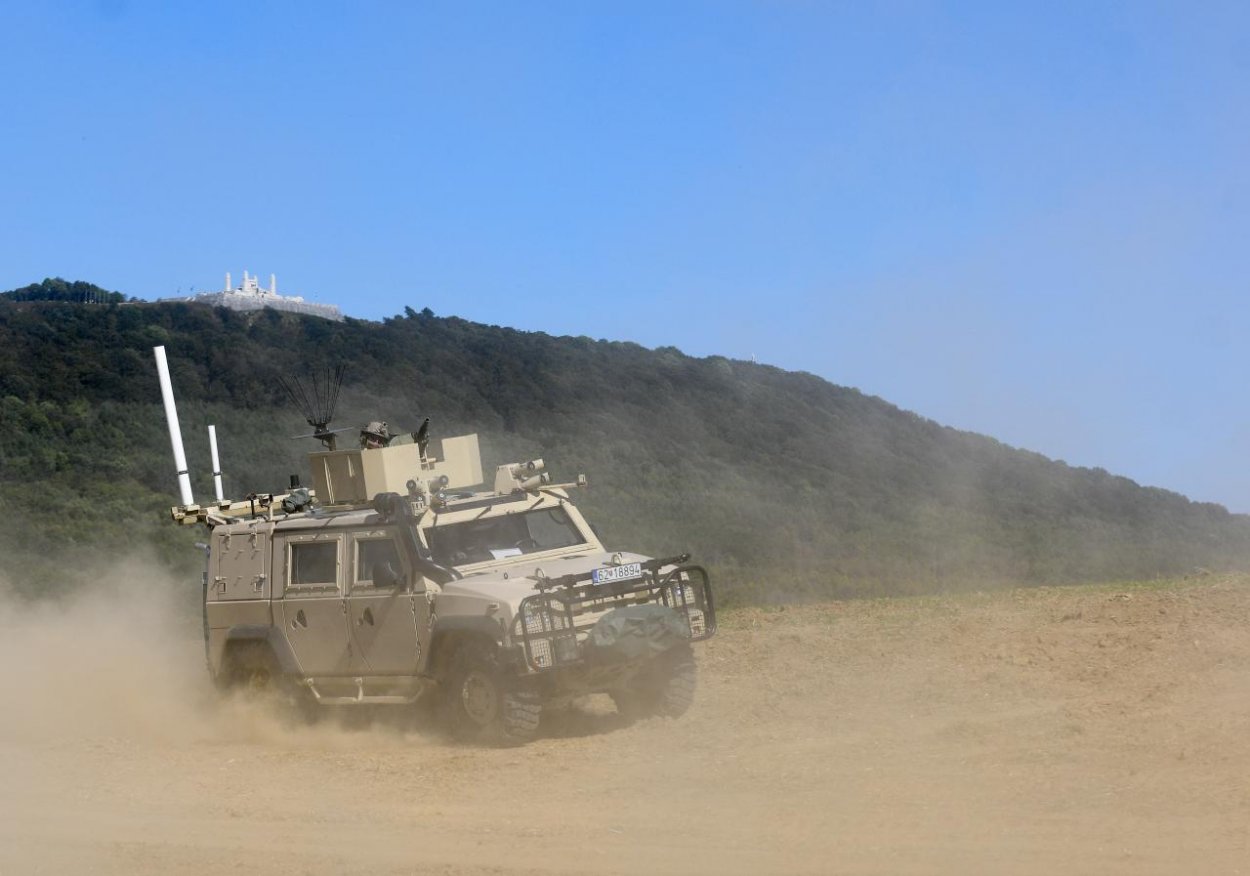Ministerstvo obrany zrušilo verejné obstarávanie na armádne vozidlá 4x4