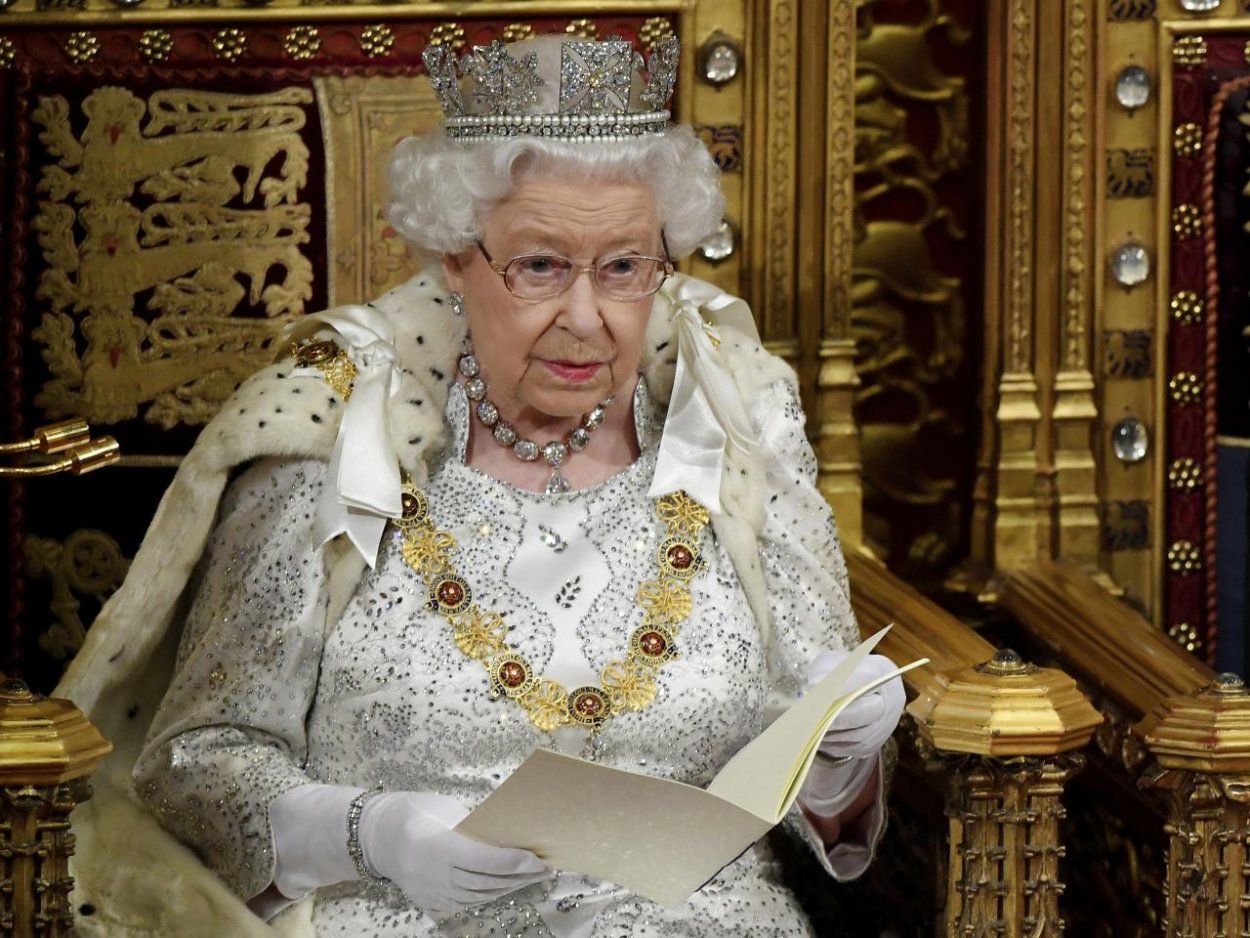 Kráľovná otvorila novú schôdzu britského parlamentu