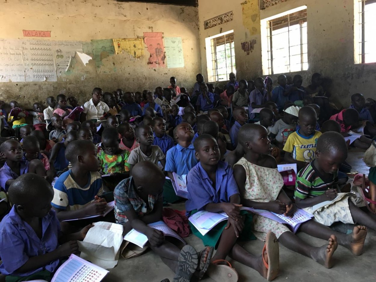 100 žiakov v triede a žiadne dioptrie: Rozhovor s dobrovoľníčkami z Ugandy o krajine obmedzených príležitostí 