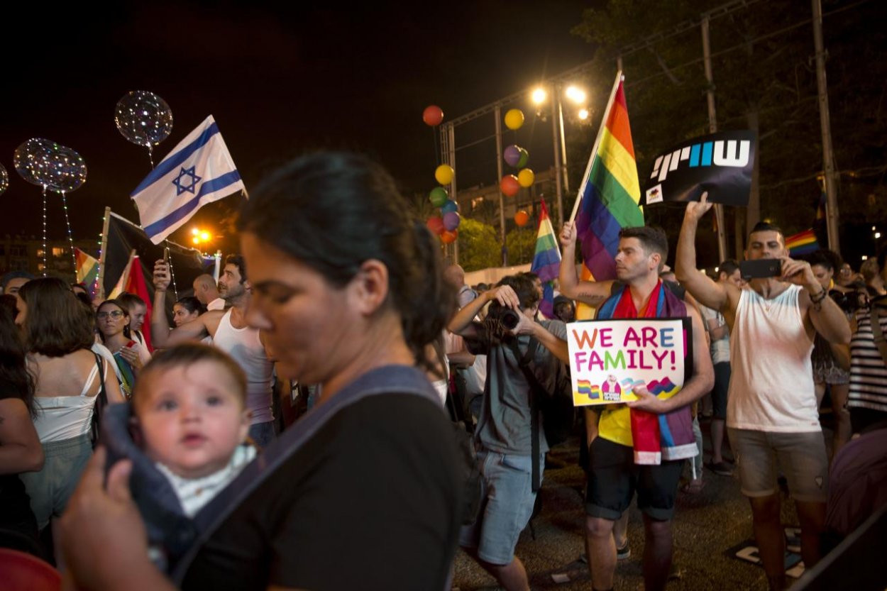 Izrael povolil náhradné materstvo homosexuálnym párom a slobodným mužom