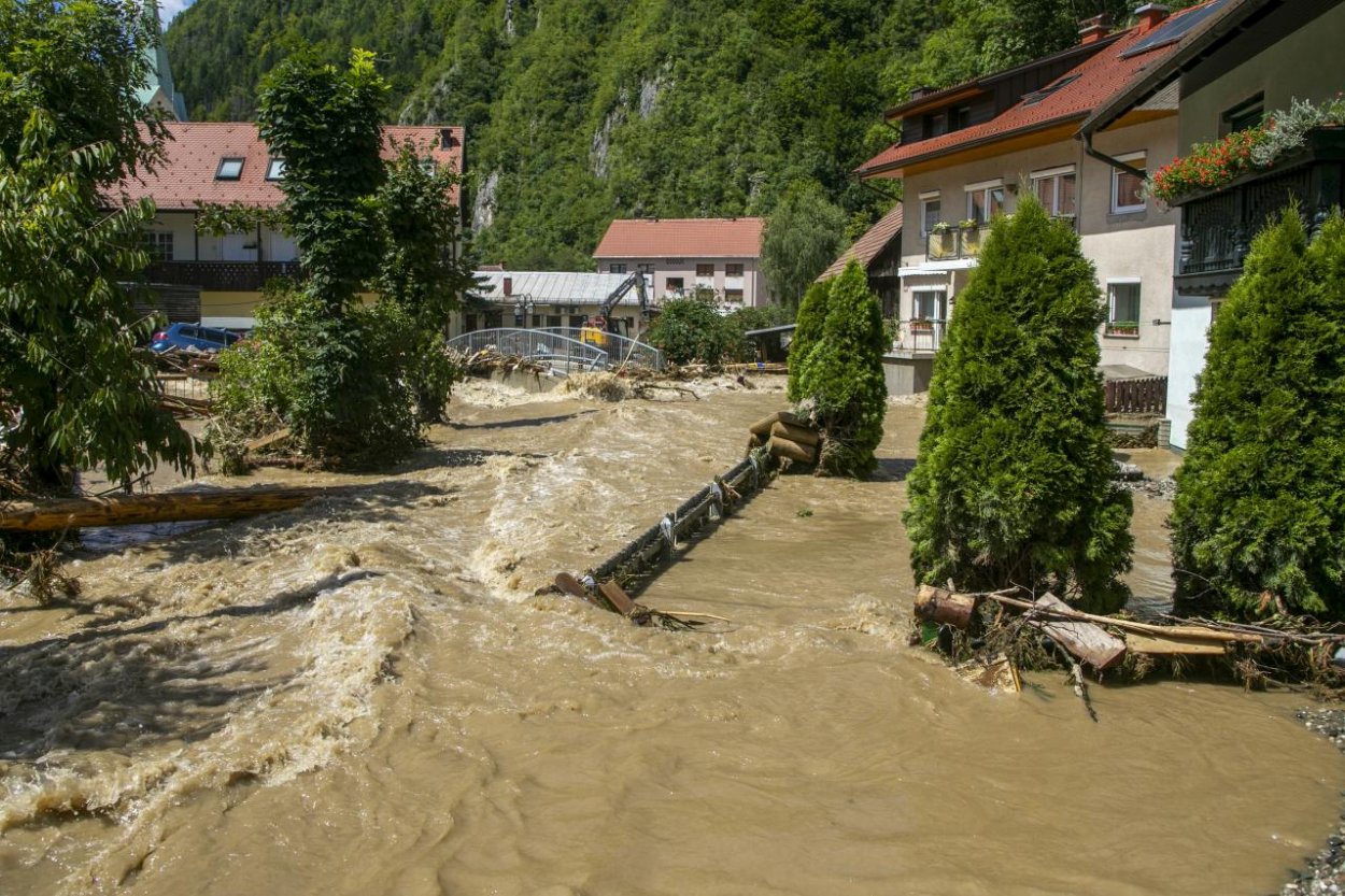 Slovinsko: Počet úmrtí súvisiacich s prudkými búrkami a lejakmi stúpol na šesť
