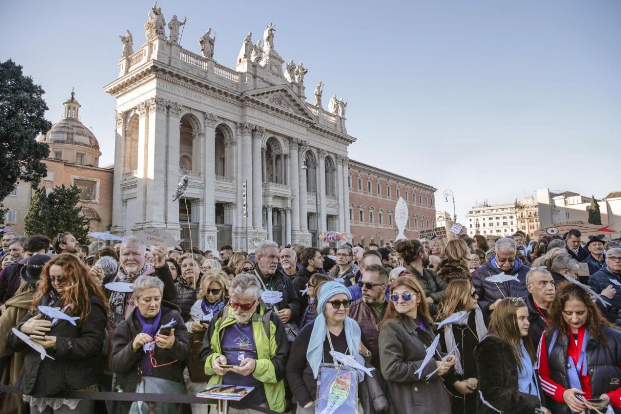 V Ríme demonštrovali proti Salviniho Lige Severu desaťtisíce ľudí
