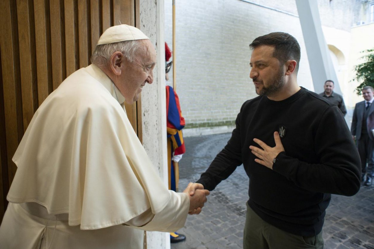 Pápež so Zelenským hovoril o humanitárnej a politickej situácii na Ukrajine