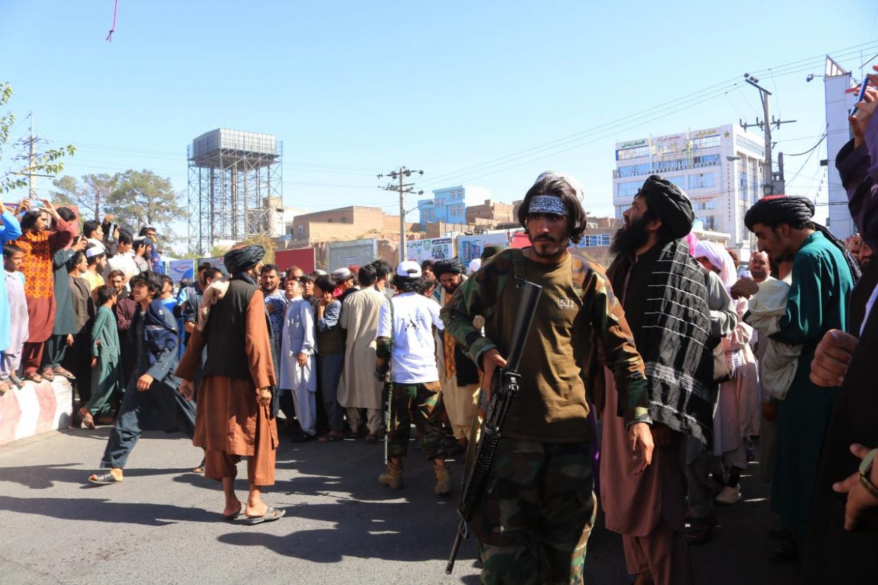 Taliban v Heráte zavesil mŕtve telo na žeriav