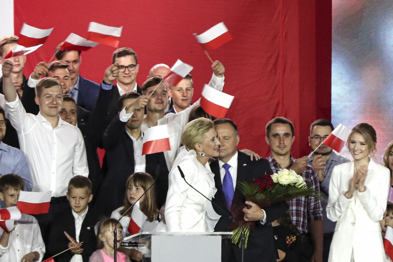 Poľsko má staronového prezidenta. Duda tesne porazil varšavského primátora
