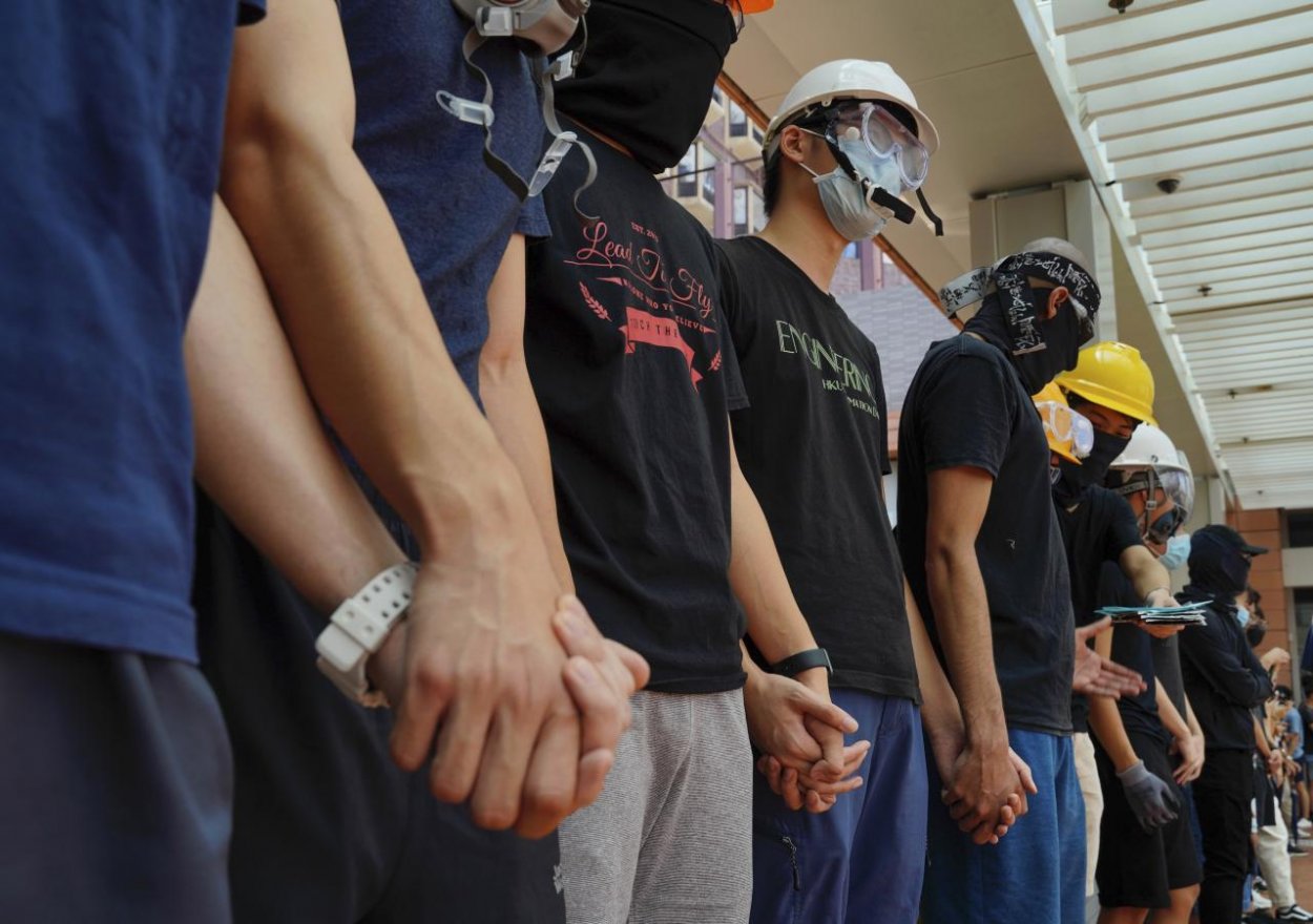 Študenti v Hongkongu vytvorili živé reťaze na podporu protestujúcich