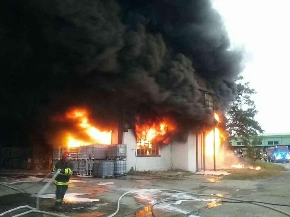 Požiar skladu chemikálií v Trnave sa podarilo lokalizovať