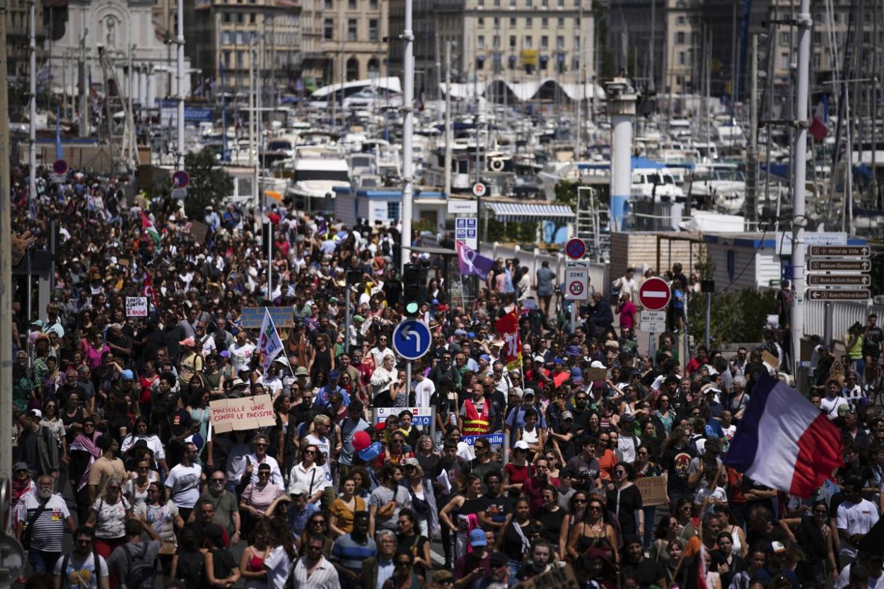 Francúzsko: Desaťtisíce ľudí protestovali pred voľbami proti krajnej pravici