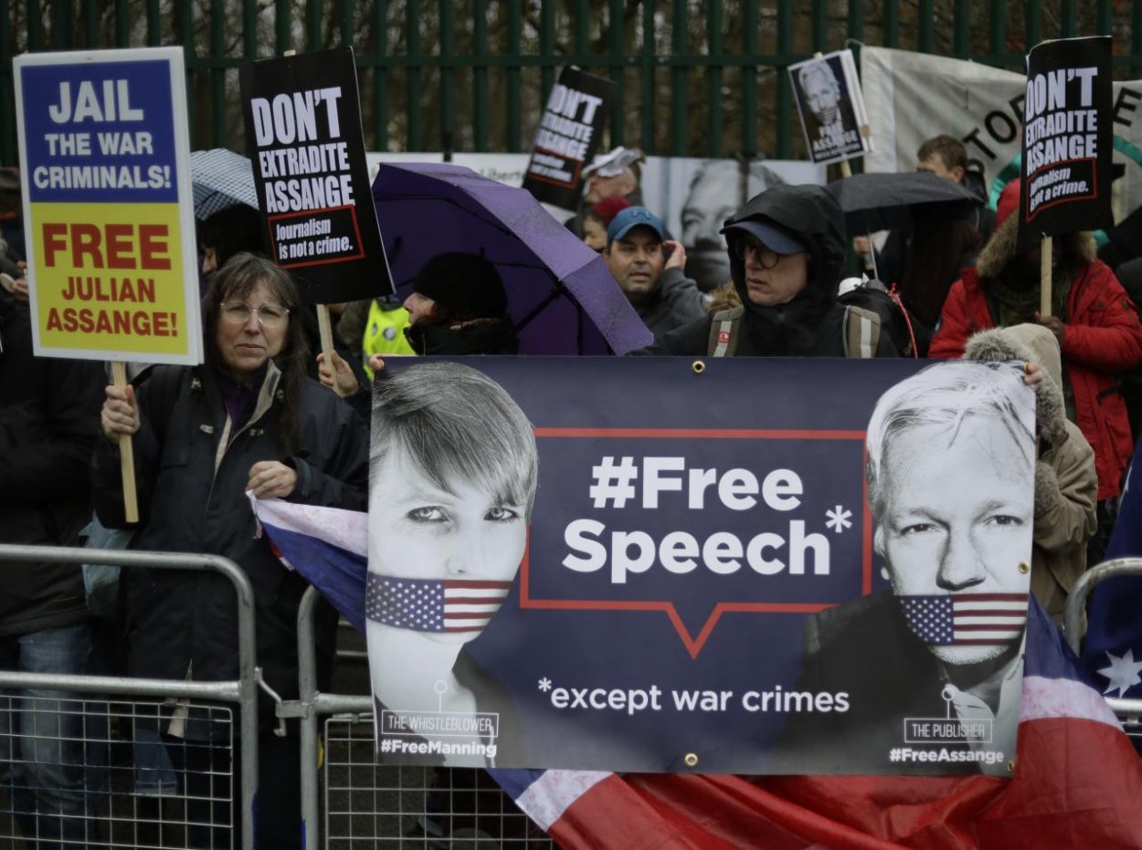 Vo Veľkej Británii sa začal súd o vydanie Assangea do USA