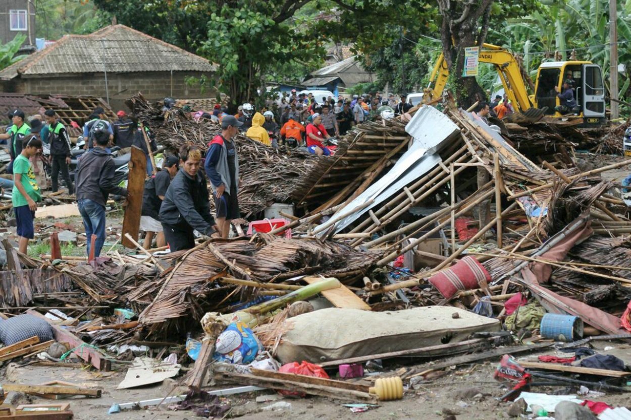 Počet obetí vĺn cunami v Indonézii stúpol na vyše 220
