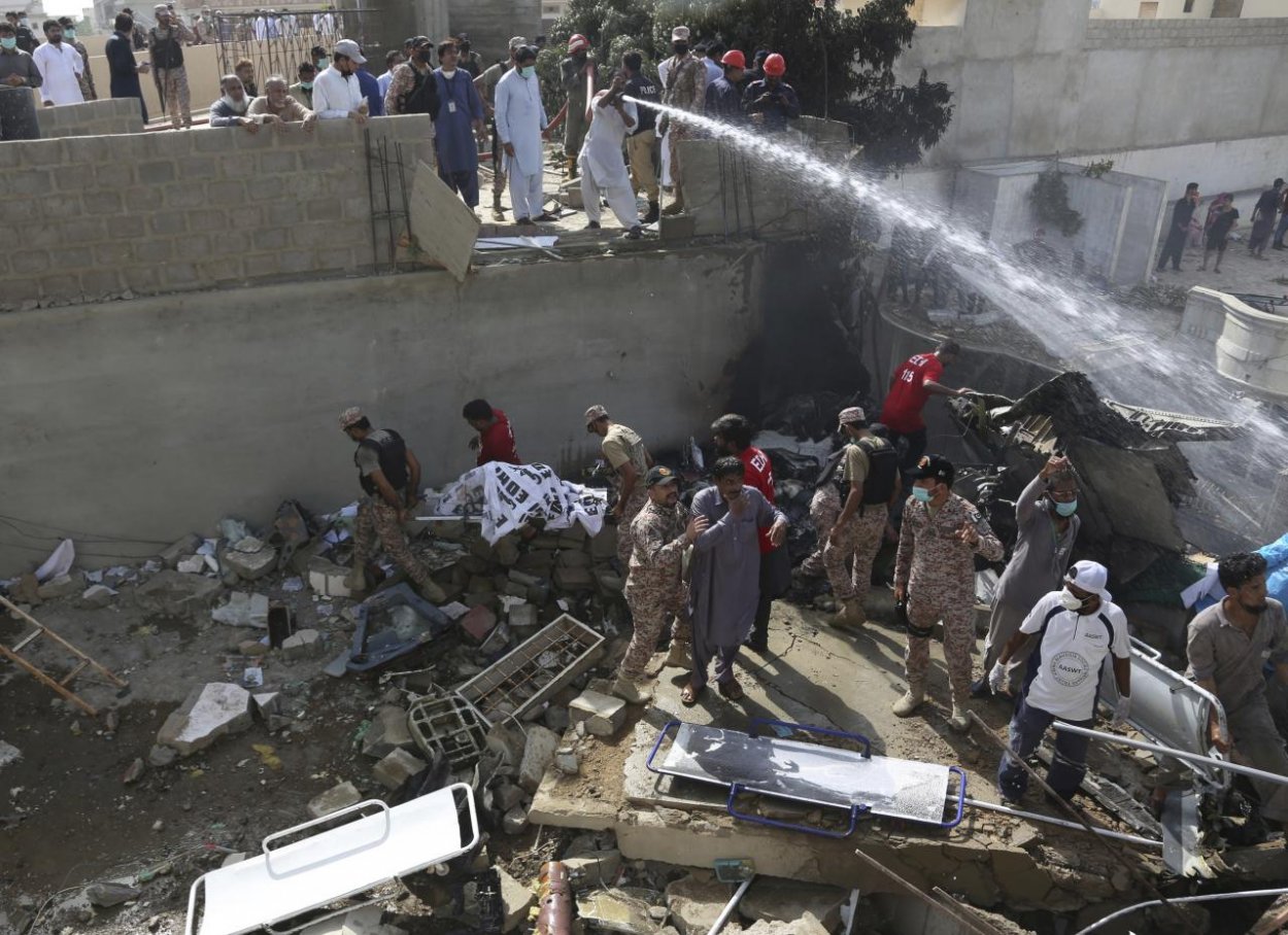 V Pakistane sa zrútilo lietadlo, na palube bolo 107 ľudí