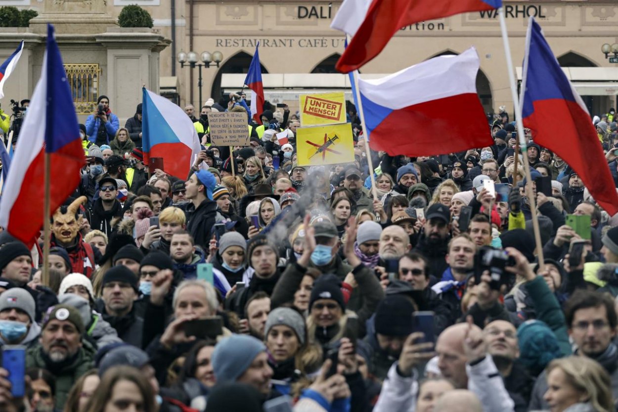 V Prahe protestovali tisíce ľudí proti opatreniam. Prišiel aj Klaus