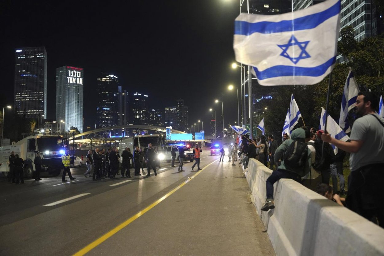 Proti plánovanej súdnej reforme sa v Izraeli uskutočnil jeden z najväčších protestov