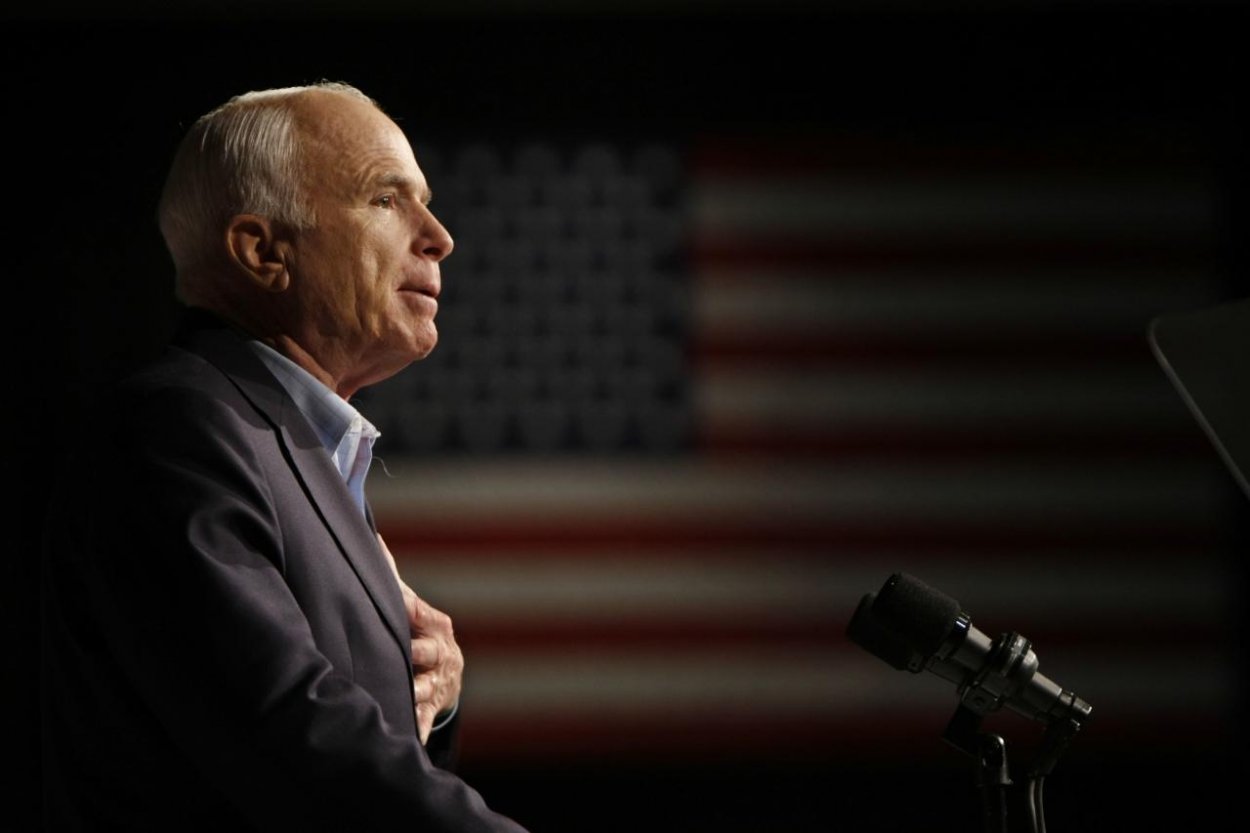 Neschovávajme sa za múrmi, radšej ich zbúrajme. Čo v rozlúčkovom liste odkázal Američanom John McCain?