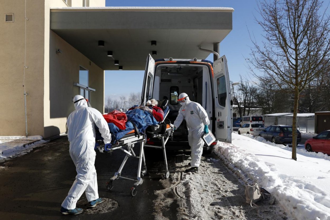 Polícia v Česku preveruje smrť pacienta s covidom, ktorého odpojili od pľúcneho ventilátora
