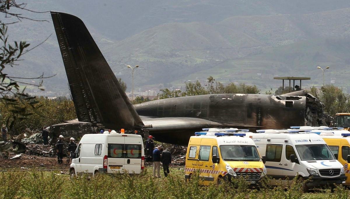 Pád lietadla v Alžírsku neprežilo najmenej 257 ľudí
