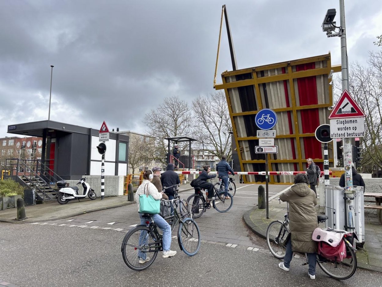 Holandsko: V kaviarni v Ede držia niekoľkých ľudí ako rukojemníkov
