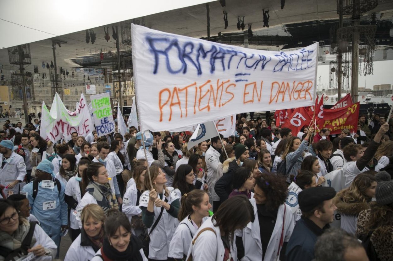 Francúzsky štrajk proti dôchodkovej reforme trvá už 23 dní