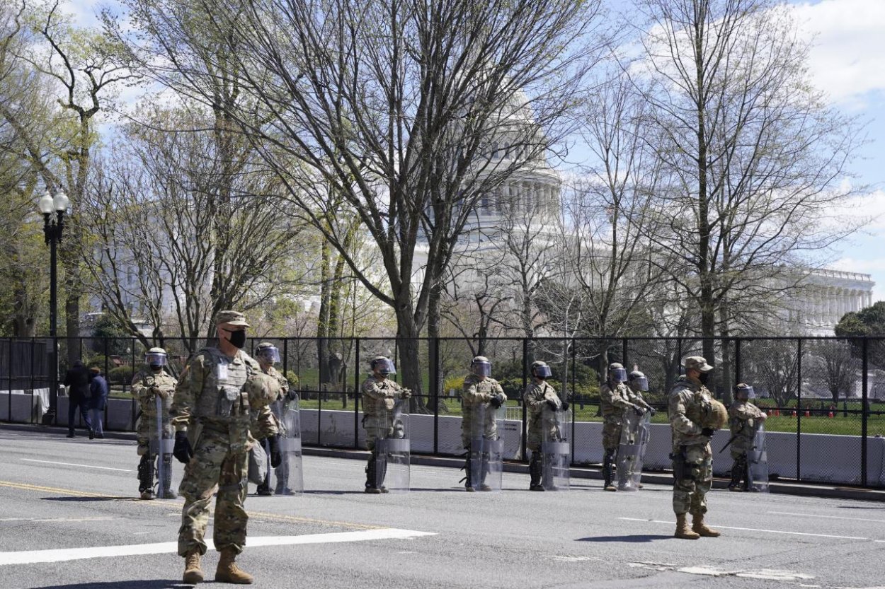 Vozidlo vrazilo do bariéry pred sídlom Kongresu v USA, zranilo dvoch policajtov