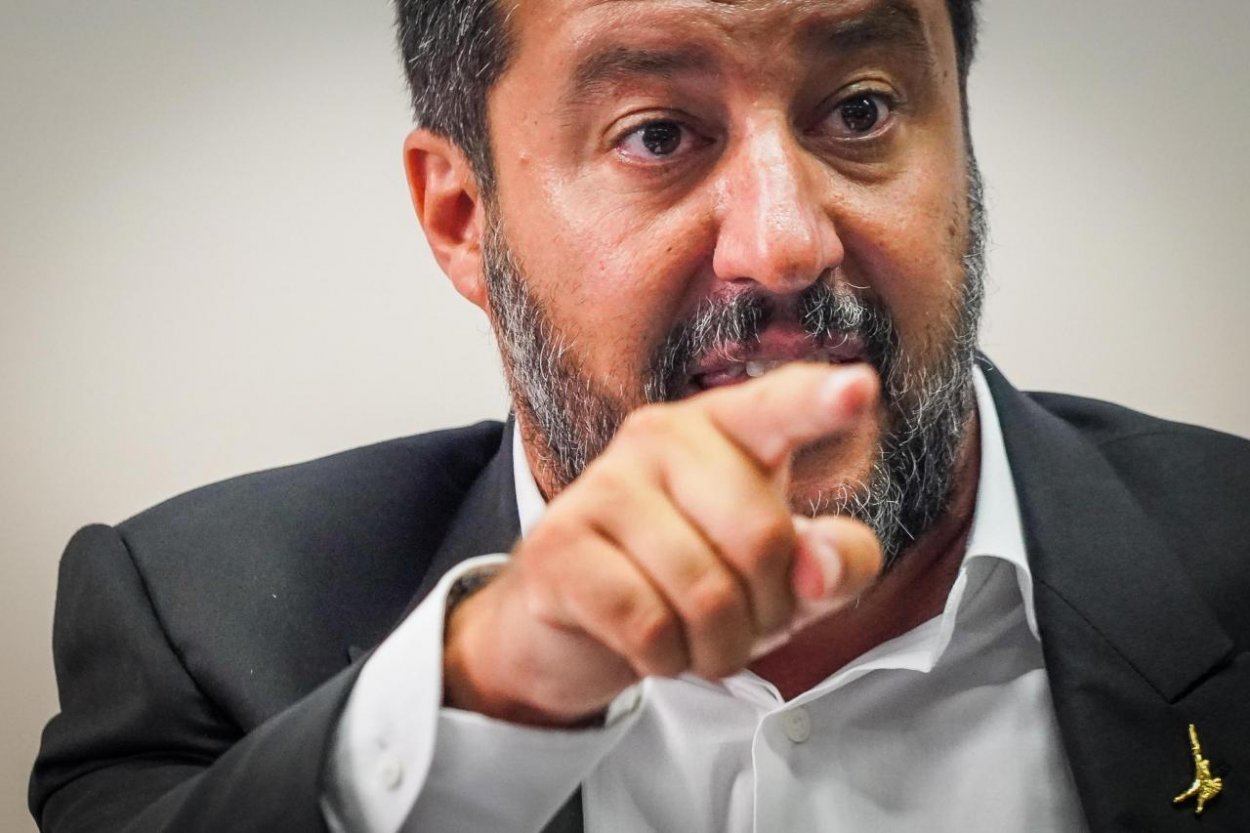 Talianska prokuratúra vyšetruje ministra vnútra Salviniho pre odmietnutie lode s migrantmi 