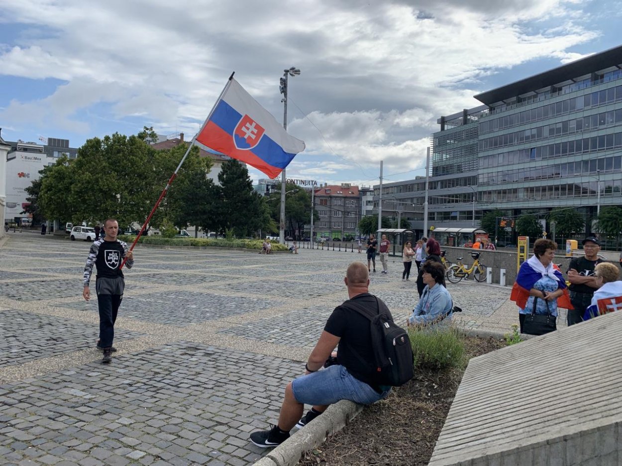 Na Hodžovom námestí v Bratislave demonštruje približne desiatka ľudí