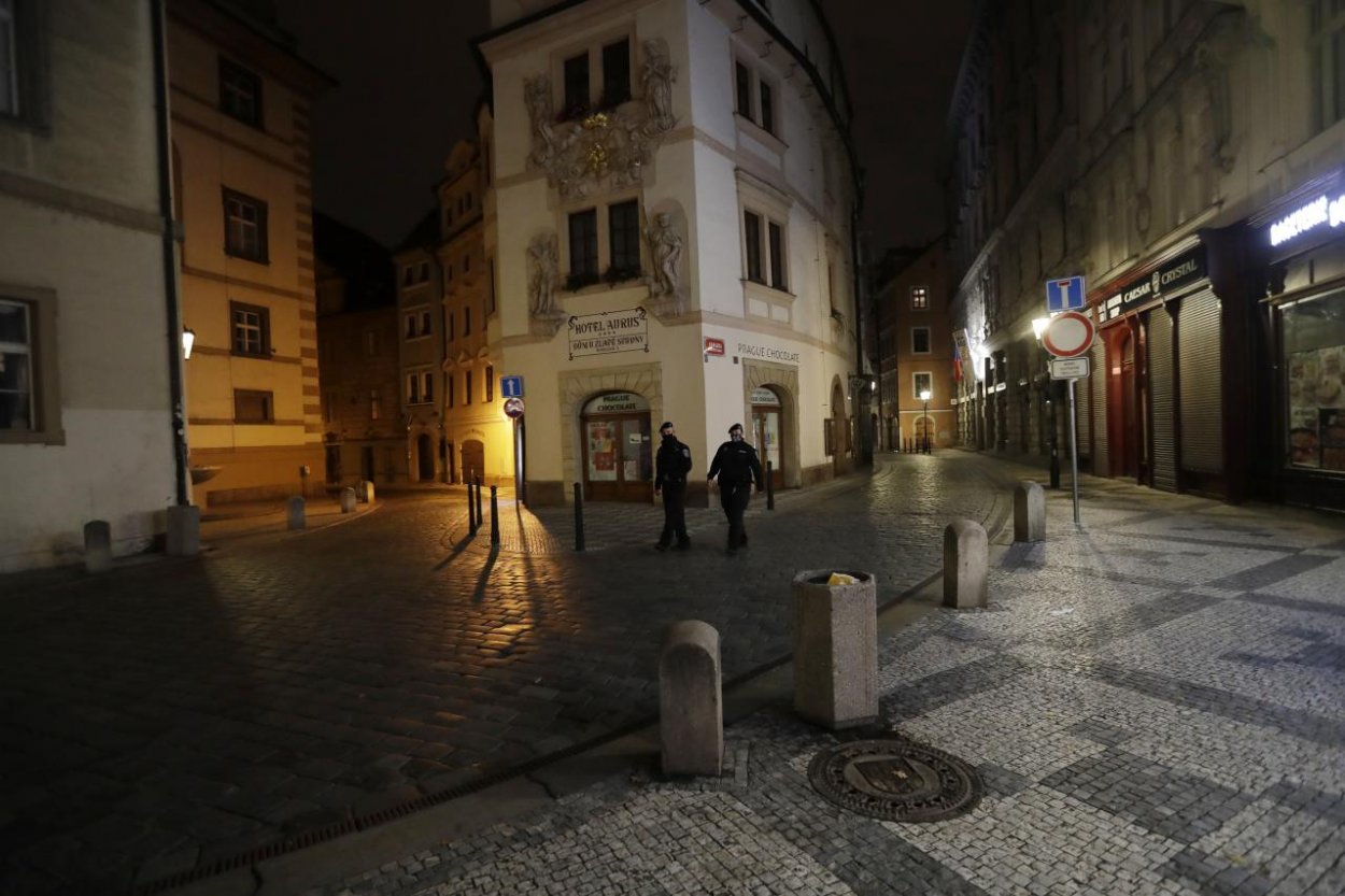 Núdzový stav v Česku by mohol trvať až do Vianoc, varoval Hamáček