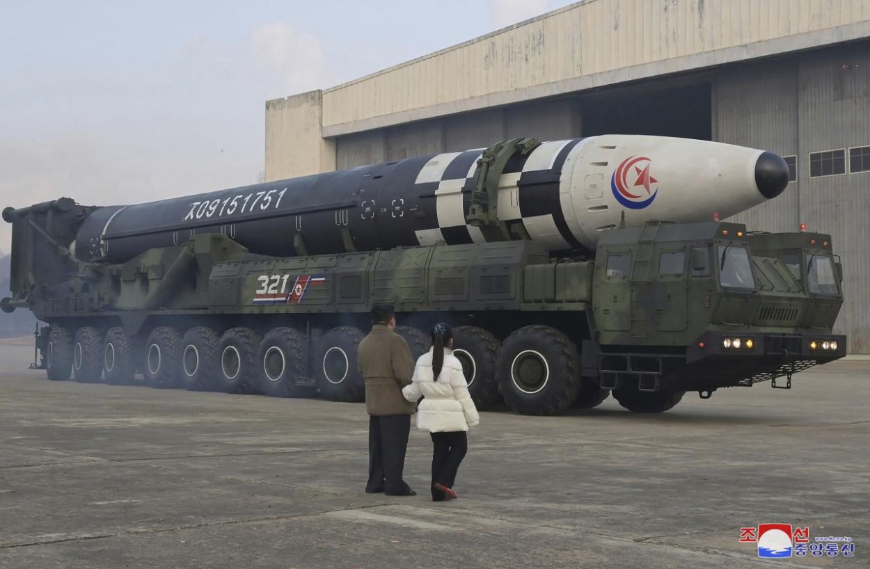 Kim Čong-un s dcérou sledovali štart balistickej strely Hwasong-17