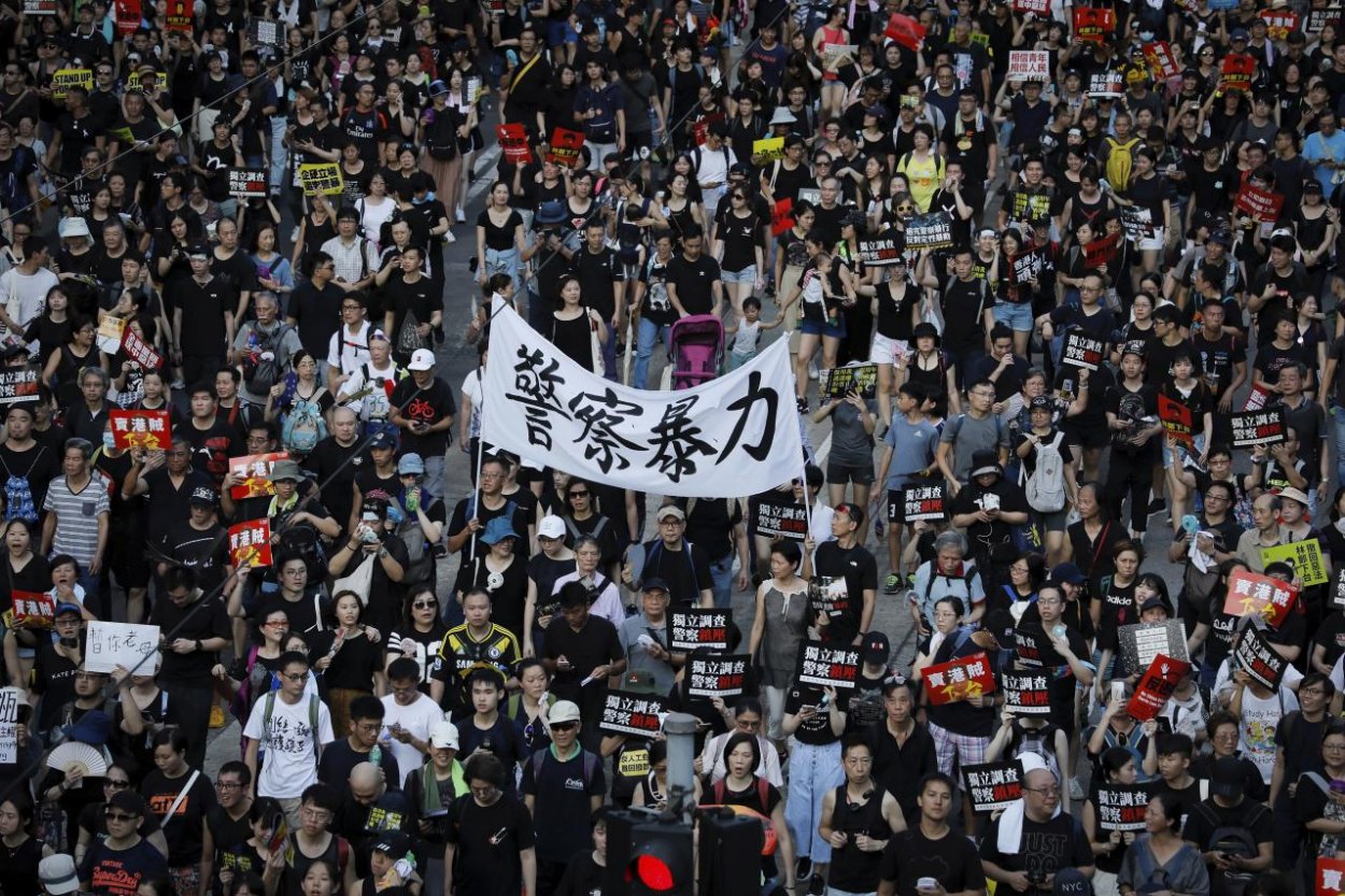 Demonštranti v Hongkongu začali búrať vonkajšiu stenu budovy zákonodarnej rady