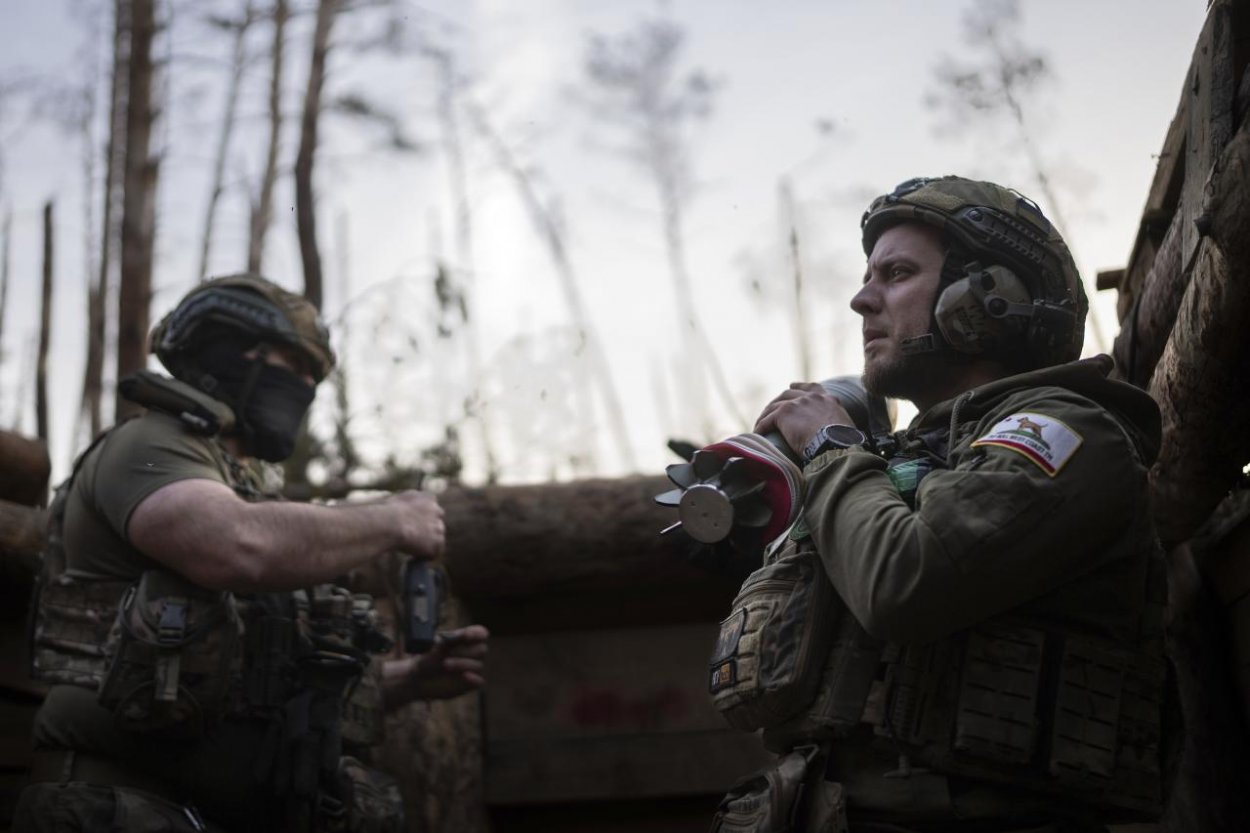 USA rušia zákaz dodávok amerických zbraní ukrajinskému pluku Azov – čo to znamená podľa Eugena Kordu