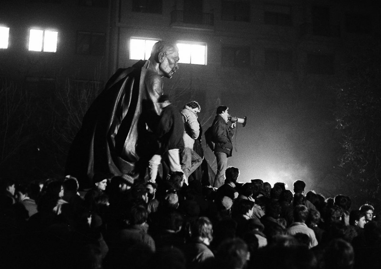 Esej: 1989 - Revolúcia s otáznikmi