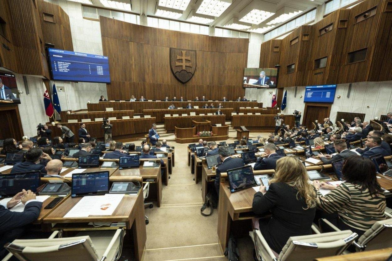 Parlament odsúdil útok na premiéra a vyzýva na nešírenie nenávisti