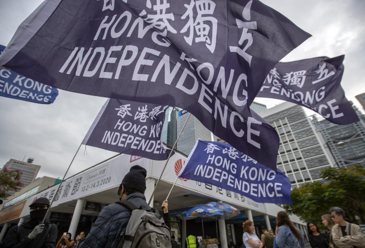 Policajti v Hongkongu použili proti demonštrantom slzotvorný plyn