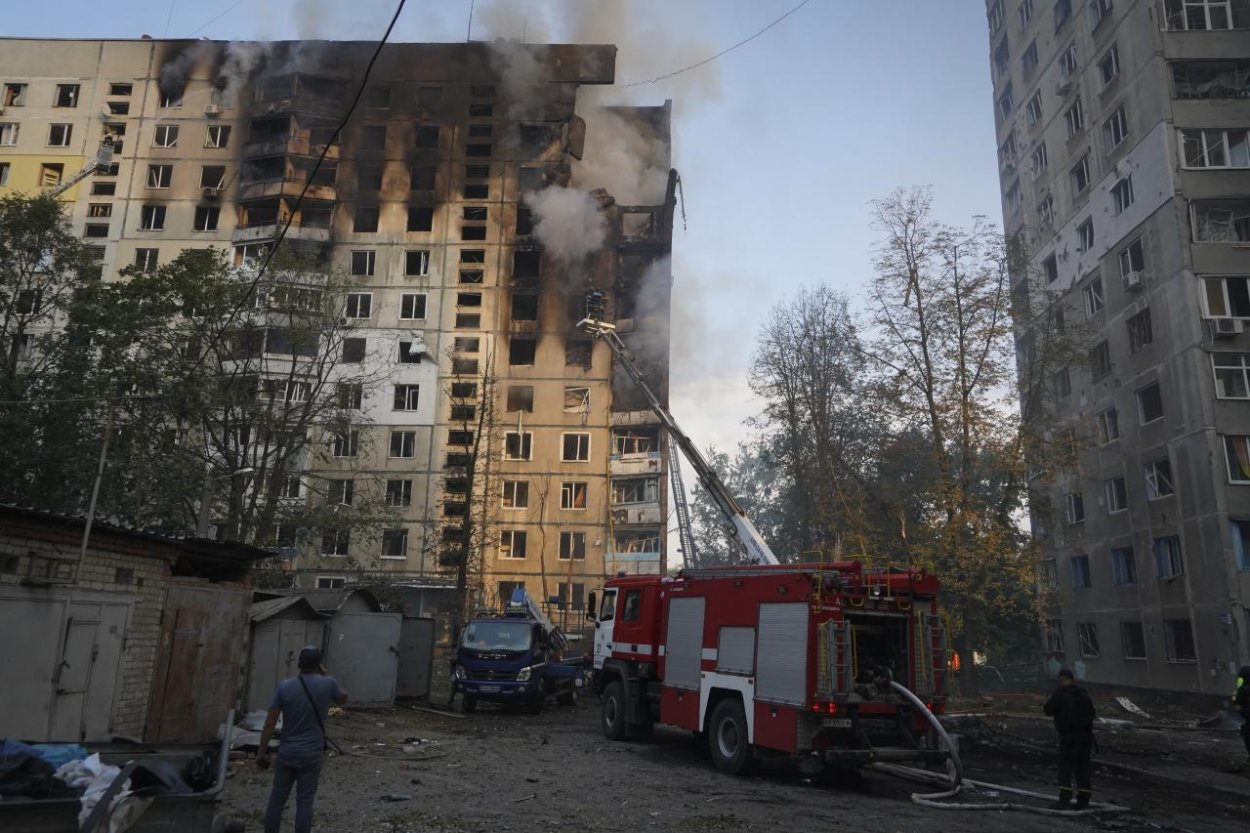 Na lavičke pri ihrisku sedelo dievča bez hlavy. Fotografie obetí bombardovania Charkova otriasli aj Čechmi