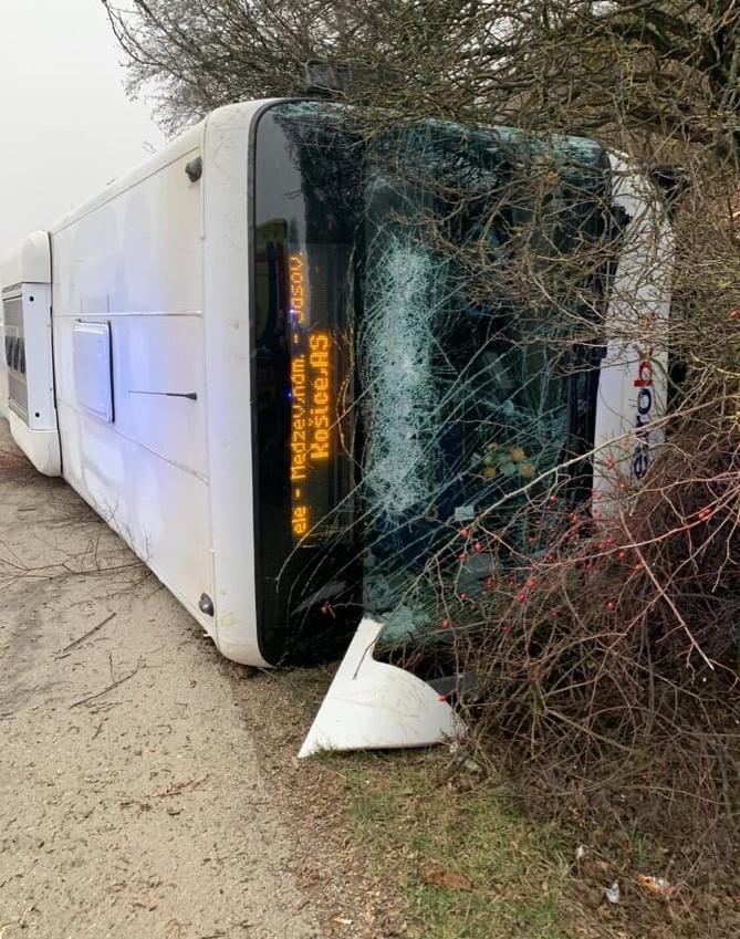 Polícia vyšetruje nehodu autobusu v Jasove