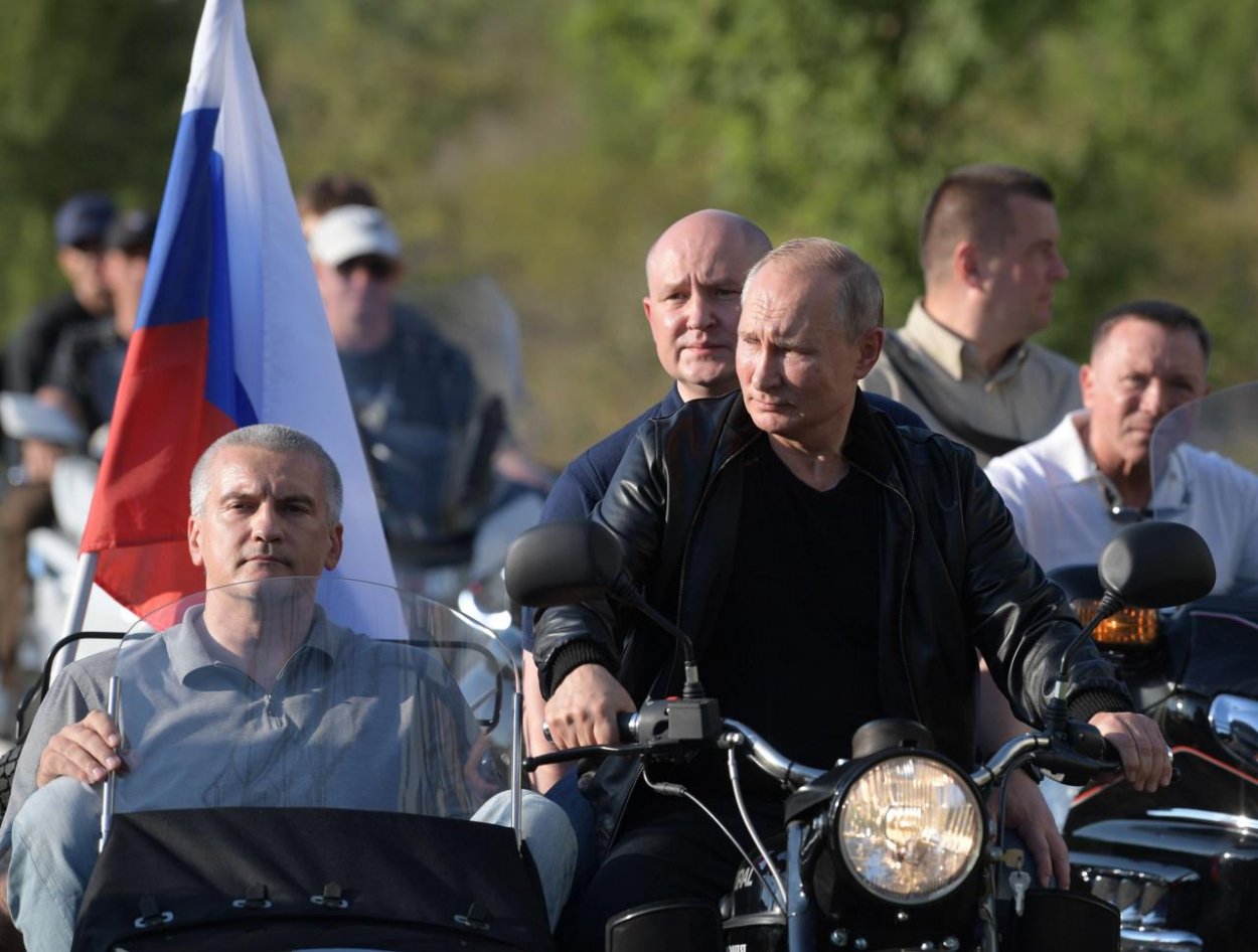 Putin sa dnes zúčastnil zrazu Nočných vlkov na Kryme