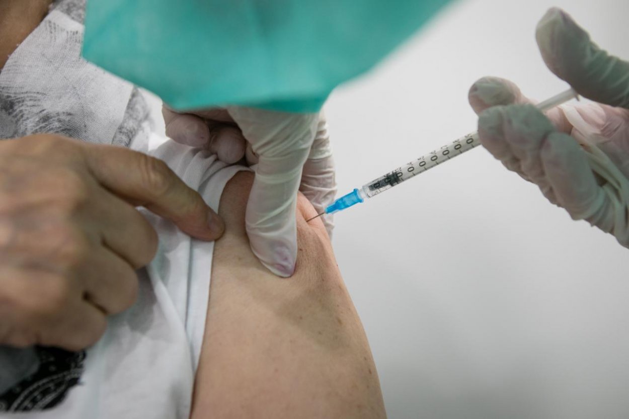 Očkovaná osoba po úzkom kontakte s pozitívne testovaným nemusí ísť do karantény